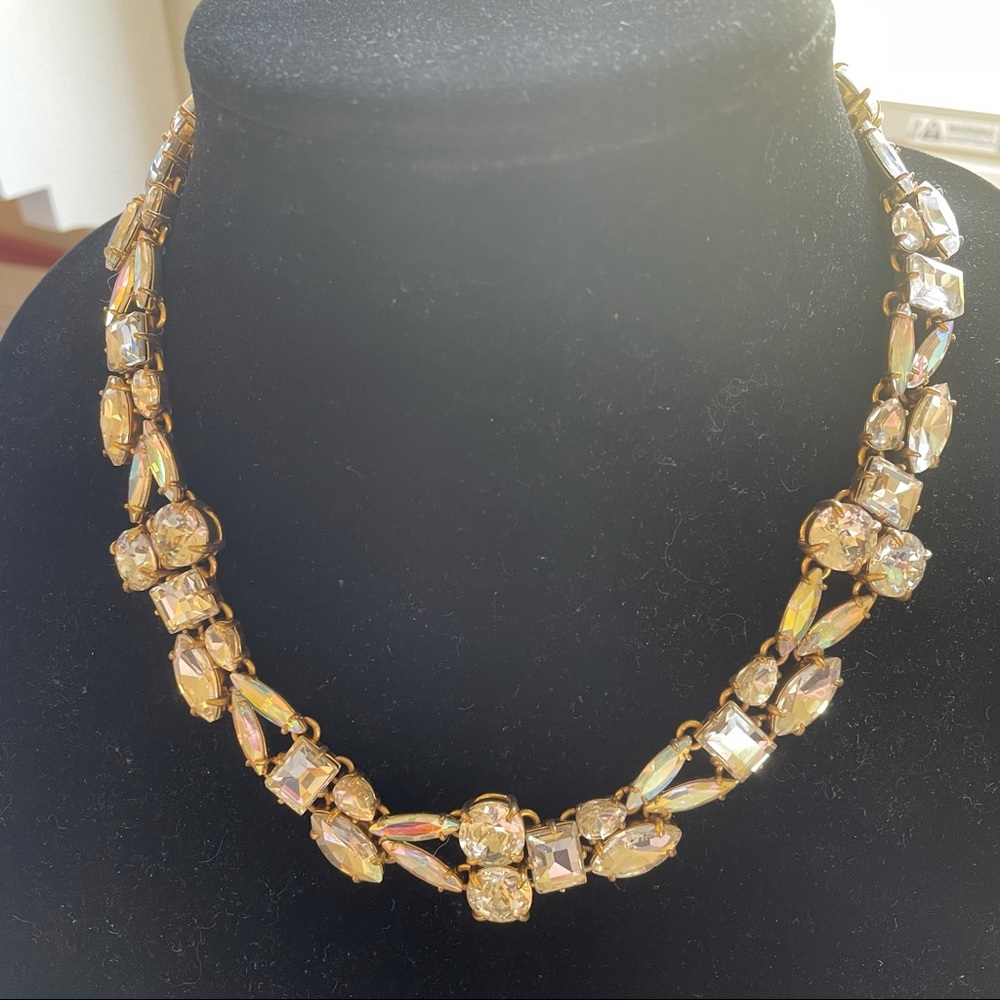 ⚓️SALE⚓️Gold iridescent crystal necklace.